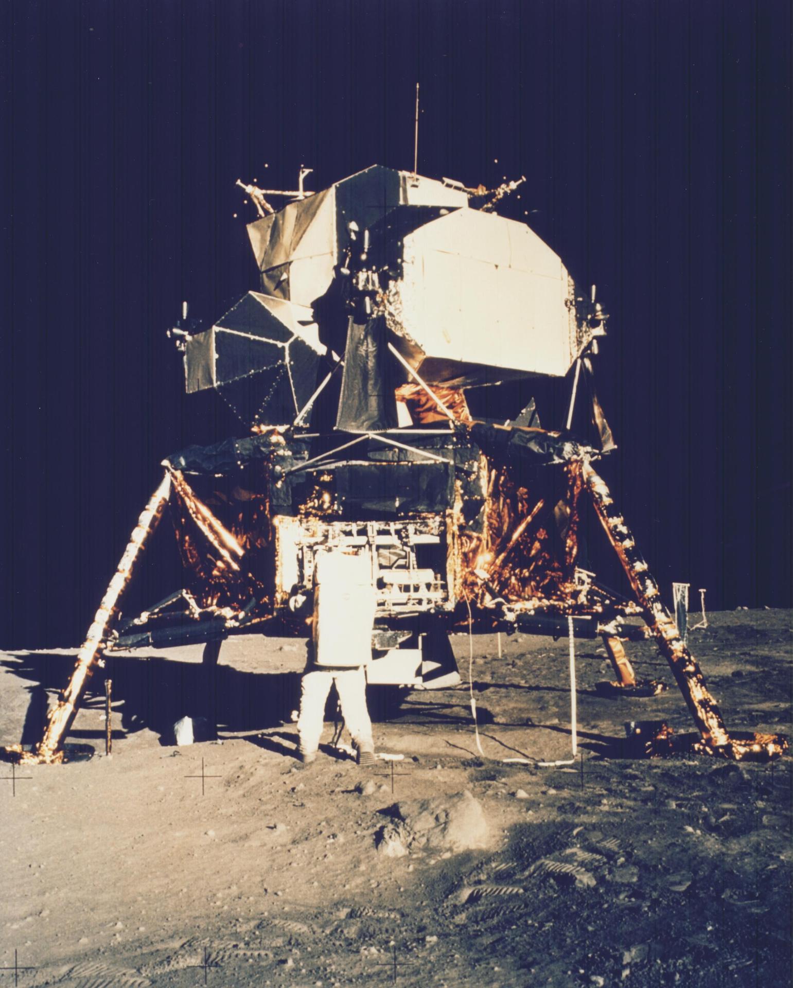 Astronauta del Apolo 11 sobre la superficie lunar