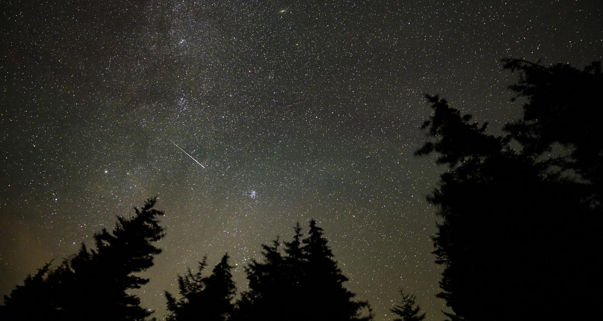un meteoro de las Perseidas cruzando el cielo nocturno