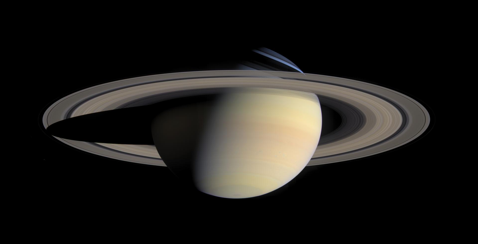 Saturno y sus anillos fotografiados por la sonda Cassini en color natural