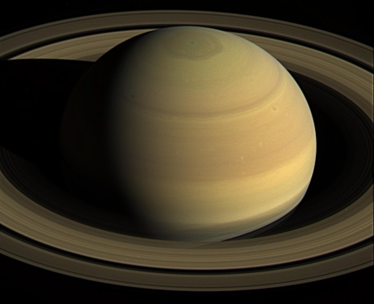 Saturno en color natural captado por la sonda Cassini