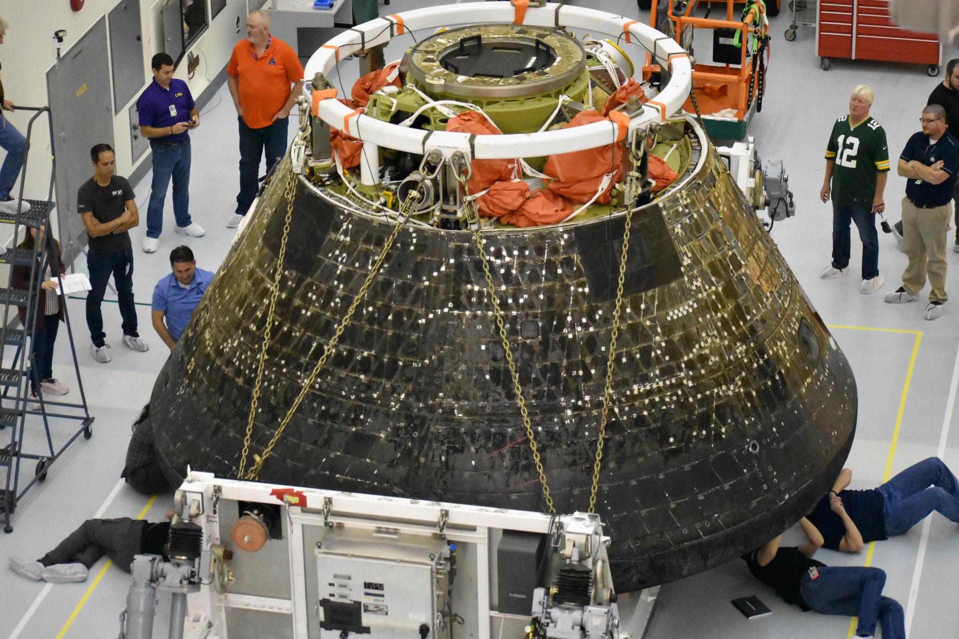 inspeccion del escudo termico de la nave Orion tras la mision Artemis I