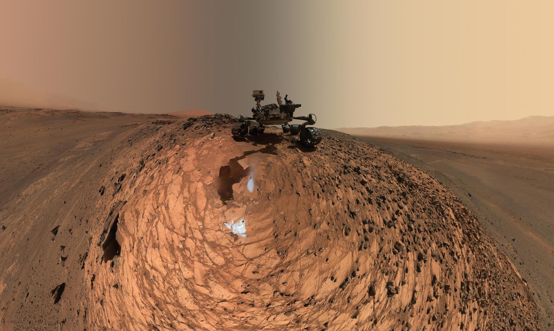 El rover Curiosity fotografiado por sí mismo en el monte Sharp, dentro del cráter Gale de Marte