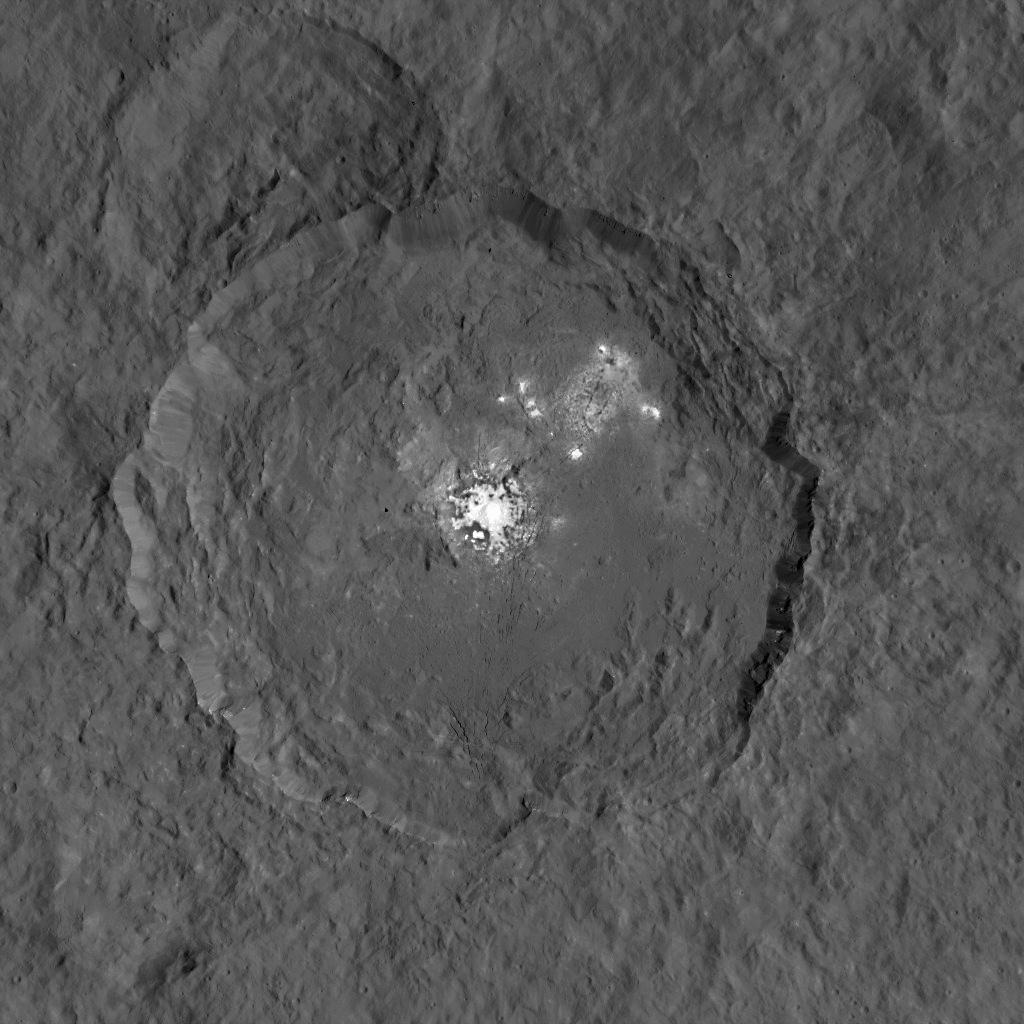 El cráter Occator de Ceres con sus puntos brillantes de sales, fotografiado por la sonda Dawn
