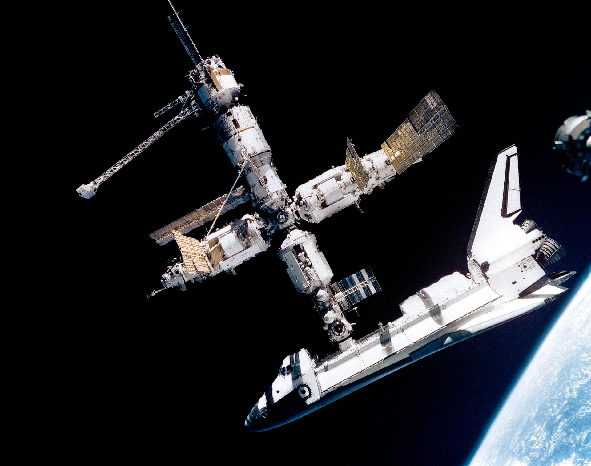 transbordador espacial Atlantis acoplado a la estacion Mir en 1995